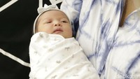 Gaia Alhena Singgih lahir pada Jumat (8/6) lalu dengan berat 3,41 kilogram dan panjang 50 cm. Pool/Palevi S/detikFoto.