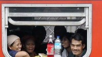 Penumpang duduk menahan panas di Pasar Senen pada 2003. Mereka membuka jendela karena kereta ekonomi tak ber-AC. Itu dulu. Kini, kereta api semuanya telah memiliki AC.