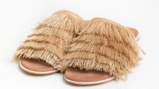 Anda mungkin ingin mencari opsi sandal yang lebih atraktif untuk dikenakan di momen spesial Lebaran. Khaki Alph Fringe Sandals dari brand Eesome ini bisa didapatkan seharga Rp 300 ribuan. Foto: Bobobobo