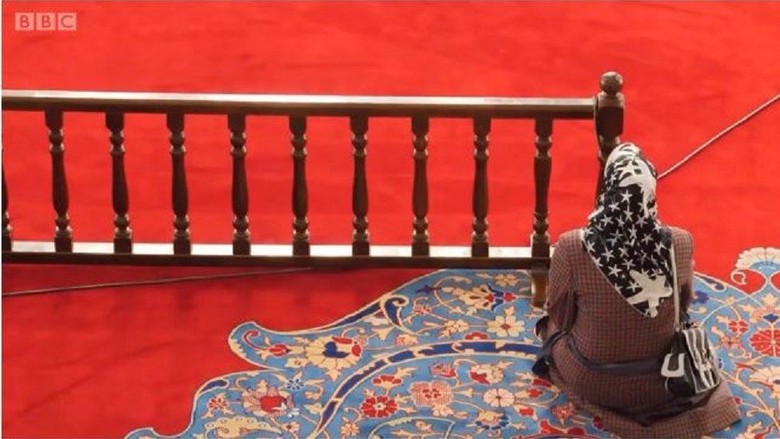Perempuan Turki Protes Pemisahan Kawasan Pria-Perempuan di Masjid Perempuan Turki Protes Pemisahan Kawasan Pria-Perempuan di Masjid