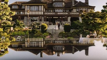 Menurutnya dengan menggunakan permukaan layar ponsel bisa mendapatkan objek refleksi dan menyingkirkan elemen-elemen tidak diinginkan di dalam frame. (Foto: Instagram/mathiasfast)