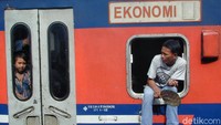 Kereta api di tahun 2000an masih belum senyaman saat ini, terlihat di Stasiun Senen (12/11/2001) lalu. Gerbong-gerbong kereta api di tahun 2000an belum terpasang pendingin ruangan seperti saat ini yang meskipun jenis ekonomi tapi sudah menggunakan pendingin ruangan dan nyaman.
