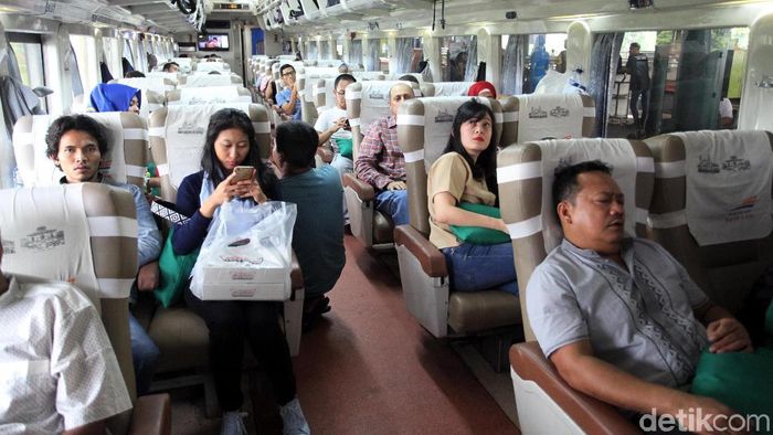 Stasiun Gambir Mulai Dipadati Pemudik Peningkatan jumlah penumpang mudik kereta api jelang Hari Raya Idul Fitri tahun 2018 mulai terlihat di Stasiun Gambir, Jakarta Pusat, Senin (11/6/2018).