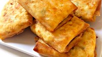 Martabak tahu menggabungkan isian tahu lembut gurih yang dibungkus kulit lumpia renyah. Ini bikinan @zuraidanovianti yang pas untuk camilan berbuka. Foto: Instagram