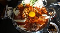 Slurp! Budae Jjigae Berkuah Gurih Pedas dengan Isian Komplet Ada Di sini