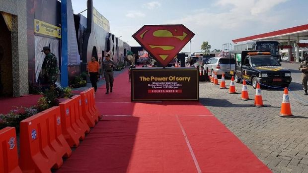 Sebuah logo Superman di depan kampung super hero