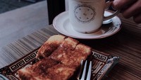 Pelantun lagu Aku Lelakimu ini, memilih kopi sebagai minuman yang paling digemarinya. Kemanapun pergi, dia harus meminum secangkir kopi hangat, tak ketinggalan sepiring roti bakar. Foto: Instagram @virzhaofficial