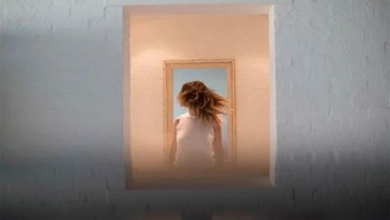 Cukup sesusaikan posisi ponsel sambil tetap memegangnya dekat di tepi lensa sampai Anda melihat refleksi yang disukai, tambahnya. (Foto: Instagram/mathiasfast)