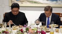 Akhir April lalu Kim Jong Un bertemu dengan Presiden Korea Selatan, Moon Jae-In di Korea Selatan. Keduanya sedang melahap mie dingin Korea. Foto: SBS Korea