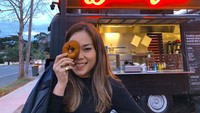 Pekerjaannya membuat Ayla sering jalan-jalan ke luar negeri. Ini pose Ayla di depan Donut Van, New South Wales, Australia. Eits, donatnya kelihatan enak ya! Foto: Instagram ayladimitri