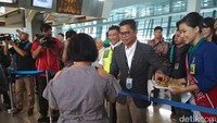 Setelah itu, Pahala dan rombongan juga terus mengampiri para penumpang yang tengah mengantre untuk di counter checking dengan bagasi. Hampir setiap penumpang yang mengantre ditanyakan tujuan dan setelah itu diberikan kotak kecil yang berisi cokelat.