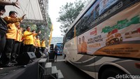 OSO melambaikan tangan kepada pemudik.