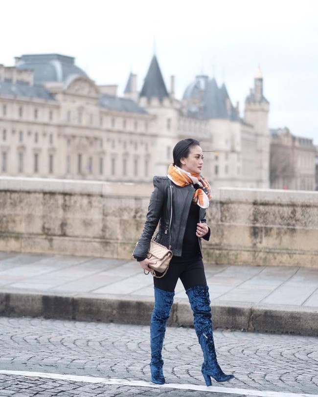 Gara-gara berfoto bersama dan sempat cipika-cipiki dengan mantan personel Coboy Junior itu, Instagram Ririn ramai dikomentari penggemar Dilan dan Iqbal. Ada yang iri hingga menyebut Ririn sebagai ’tante’ awet muda yang cocok dengan Dilan. Saat ini bintang film dan sinetron itu berusia 35 tahun, lebih tua 17 tahun lebih tua dari Iqbal. Foto: Instagram/ririnekawati