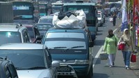 Pemudik yang menggunakan kendaraan pribadi mengalami horor macet, terutama di Simpang Jomin. Tidak sedikit yang memilih jalan kaki karena sudah terjebak berjam-jam di ujung tol Cikampek. Foto diambil pada Mudik 2006.