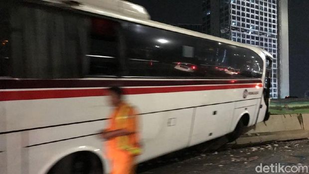 Ada Bus Tabrak Pembatas Jalan di KM 23 Tol JORR