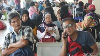 Pemudik mulai memadati Terminal Terpadu Pulo Gebang, Jakarta Timur, Senin (11/6/2018).