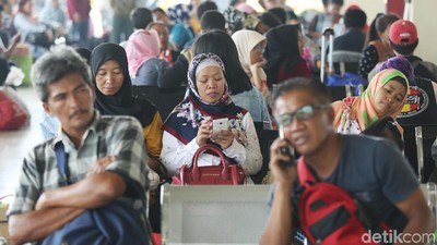 Ribuan Pemudik Padati Terminal Pulo Gebang