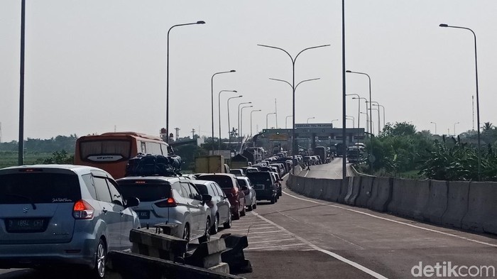 Pemudik Padati GT Pejagan, Antre Bayar Tol