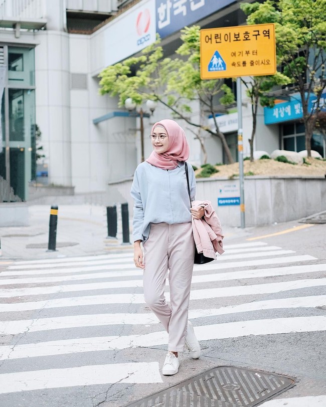 Untuk kamu penyuka pastel, pilih busana basic seperti kemeja dan celana lurus berwarna lembut seperti ini. Tampilan tanpa motif seperti ini terlihat praktis dan simpel. Foto: Instagram/Saritiw