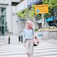 Untuk kamu penyuka pastel, pilih busana basic seperti kemeja dan celana lurus berwarna lembut seperti ini. Tampilan tanpa motif seperti ini terlihat praktis dan simpel. Foto: Instagram/Saritiw