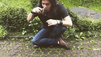 Tidak harus selalu di kafe, duduk di jalanan pun jadi cara Virzha untuk menikmati kopi hangat di sore hari. Foto: Instagram @virzhaofficial
