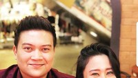 Dikabarkan akan menikah dalam waktu dekat, Chikita dan juga calon suaminya, Indra terlihat sedang menikmati nasi kebuli kesukaan Chikita. Foto: Instagram @chikitameidy