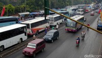 Simpul macet di ujung tol Cikampek, Simpang Jomin. Butuh waktu berjam-jam untuk melewati simpang ini. Foto diambil tahun 2002.