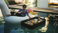 Di instagram @calvinjeremy, pria kelahiran 6 Mei 1991 ini sering kulineran. Foto ini salah satu yang menunjukkan keseruannya sarapan di kolam renang. Foto: instagram @calvinjeremy