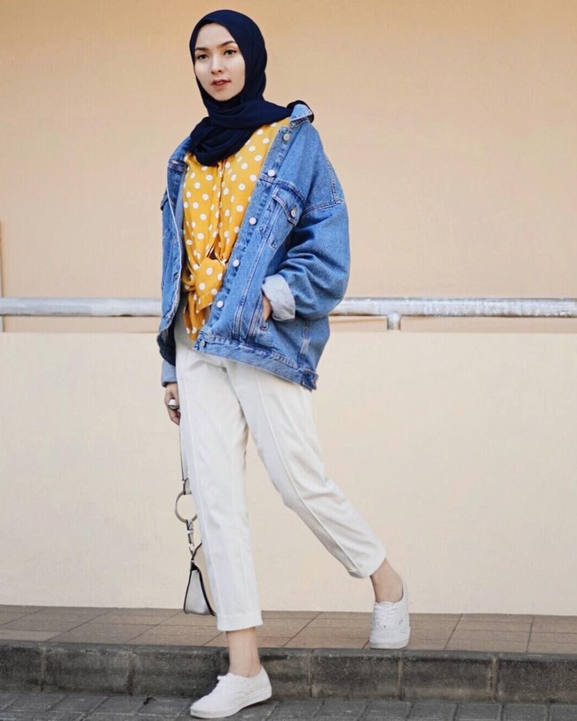 Jika lebih suka tampil kasual, jaket jeans bisa jadi pilihan tepat. Curi gaya Fita Wulansari yang memadukan jaket jeans dengan atasan berwarna cerah. Sepatu sneakers dan celana berbahan katun menambah kenyamanan saat perjalanan. Foto: Instagram Fita Wulansari