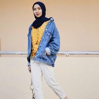 Jika lebih suka tampil kasual, jaket jeans bisa jadi pilihan tepat. Curi gaya Fita Wulansari yang memadukan jaket jeans dengan atasan berwarna cerah. Sepatu sneakers dan celana berbahan katun menambah kenyamanan saat perjalanan. Foto: Instagram Fita Wulansari