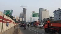 Pintu keluar tol Mampang menuju Kuningan juga tampak lengang. Kendaraan sepeda motor/mobil bisa mamacu kendarannya hingga 80 km/jam.