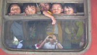 Pemandangan mudik di Pasar Senen pada 2005. Anak-anak mencari udara karena pengapnya gerbong kereta ekonomi yang tidak berpendingin. Mereka datang sejak dini hari agar bisa mendapatkan tiket. Antre berjam-jam di depan loket. Kini pemandangan itu menjadi sejarah.