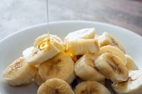 Cegah Kulit Kering dan Kusam dengan Racikan Masker Pisang Ini!