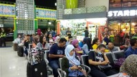 Pantauan detikcom, Selasa (12/6/2018), penumpang di Stasiun Gambir tampak terus berdatangan. Penumpang yang datang ada yang langsung memasuki ruang tunggu keberangkatan sambil berbaris.  (Foto: Yulida Medistiara/detikcom)