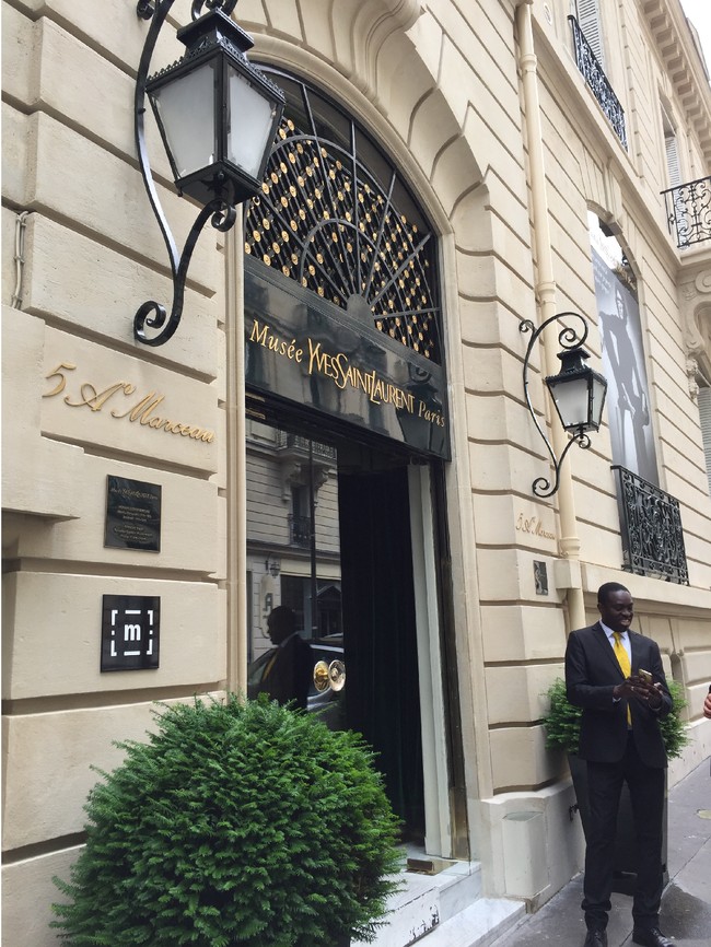 Musée Yves Saint Laurent baru dibuka pada September 2017 lalu. Berlokasi di 5 Avenue Marceau, Paris, Prancis, tak jauh dari tepi Sungai Seine yang tersohor itu, museum ini didedikasikan untuk mengenang perjalanan karier sang desainer legendaris yang tutup usia pada 2008 silam. (Foto: Daniel Ngantung/Wolipop)