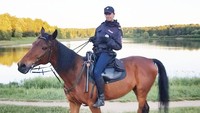 “Saya berharap seragam polisi terlihat cool seperti ini di Jepang! Kenapa punya kita begitu timpang,” tulis komentator lainnya.  (Foto: Dok. Twitter Kemendagri Rusia)