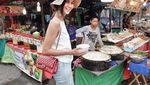 Anggunnya Pacar Baim Wong, Paula Verhoeven Saat Ngopi dan Makan Seafood