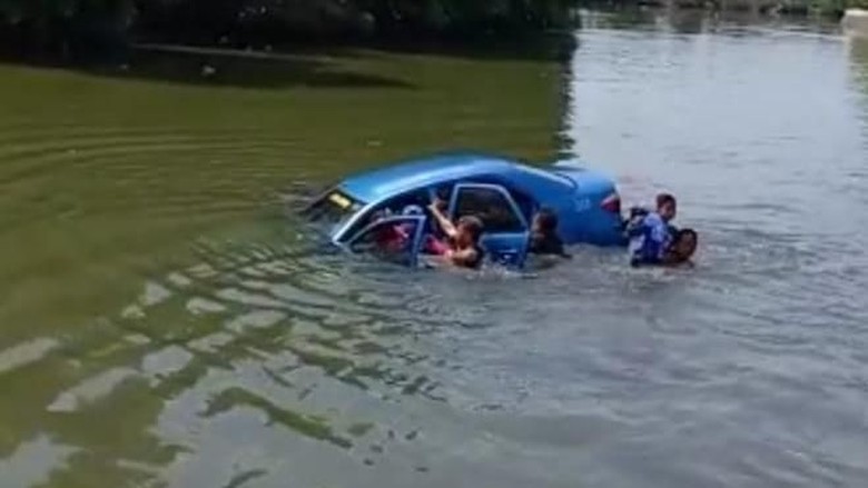 Viral Taksi Bawa Satu Keluarga Nyemplung ke Sungai di Sidoarjo Viral Taksi Bawa Satu Keluarga Nyemplung ke Sungai di Sidoarjo