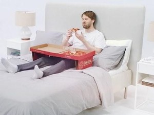 Wow, Dengan Kotak Pizza Ini Bisa Makan Pizza di Ranjang!