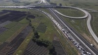 Insiden tragis terjadi di pintu keluar tol Brebes Timur yang dikenal dengan Brexit (Brebes Exit). Sekitar 1 Juli 2016, terjadi kemacetan total di pintu keluar tol ini, kondisi macet total in menyebabkan mobil dan kendaraan bermotor lainnya berhenti sampai lebih dari 20 jam. ANTARA FOTO/Rosa Panggabean.