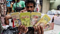 Jelang Lebaran, pedagang musiman ini mengaku penjualan amplop meningkat tajam.