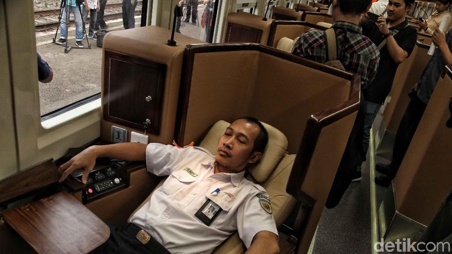 Kereta Sleeper Meluncur Antar Pemudik ke Kampung Halaman