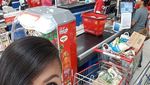 Jadi Hot Mama, Ini Potret Keren Denada Ketika Makan Bersama Sang Putri