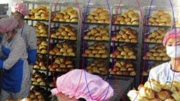Tampak pabrik roti di Korut yang tampak melimpah produksinya. Padahal di latar belakang itu hanya hasil kopian karena bentuknya sama persis. Foto: Istimewa