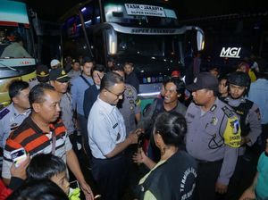 Malam-malam, Anies Cek Mudik Lebaran di Terminal Kp Rambutan