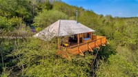 Ini Black Wolf Treehouse, rumah pohon keren yang ada di kawasan Devonshire, Inggris. Rumah pohon ini bisa disewa oleh wisatawan. (canopyandstars.co.uk)