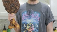 Kok bisa ya Harley buat paha ayam sebesar itu? Besarnya melebihi besar kepala orang dewasa, lho. Foto: Instagram harleyplays