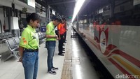 Namun ada pemandangan berbeda ketika kereta akan berangkat. Ketika semboyan kereta siap untuk diberangkatkan, sejumlah porter dan pegawai KAI yang bertugas berdiri menghadap gerbong kereta yang akan berangkat (Foto: Marlinda Oktavia Erwanti/detikcom)