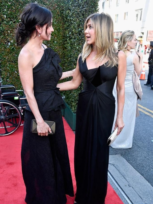 Courteney pun tak mau kalah. Sang pemeran Monica itu membawa clutch hitam bergaya edgy yang dihiasi detail stud. (Foto: Getty Images)