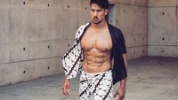 Gaya Bobby saat memakai batik dan memamerkan otot-ototnya. (Foto: Instagram/bobbyida)